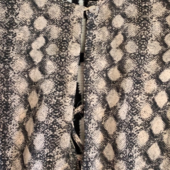 Show Me Your MuMu “Tillie Tie” Snake Print LaceUp Romper Size Large - Picture 11 of 16